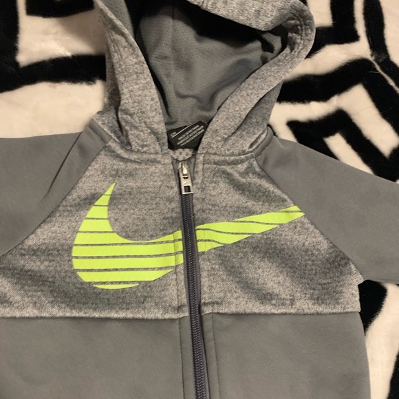 Nike grey and neon green jogger set 12m - Picture 2 of 4